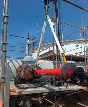 Montaje de equipo industrial sobre una línea dentro de una plataforma de trabajo
