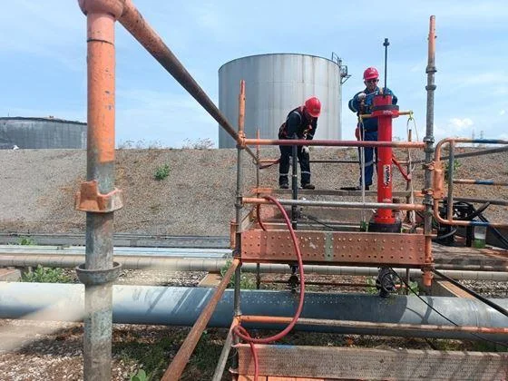Dos técnicos preparando un frente de trabajo sobre una línea industrial